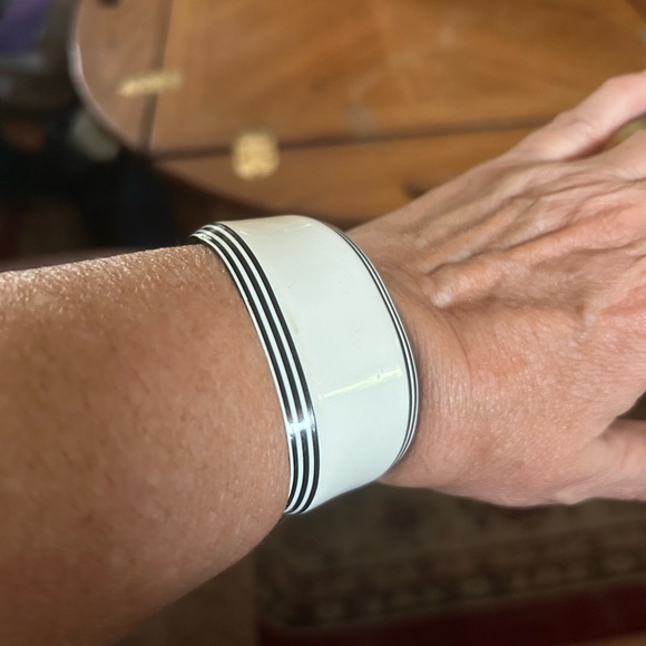 Vintage Black & White French Cuff Lucite Bracelet - Picture 5 of 5